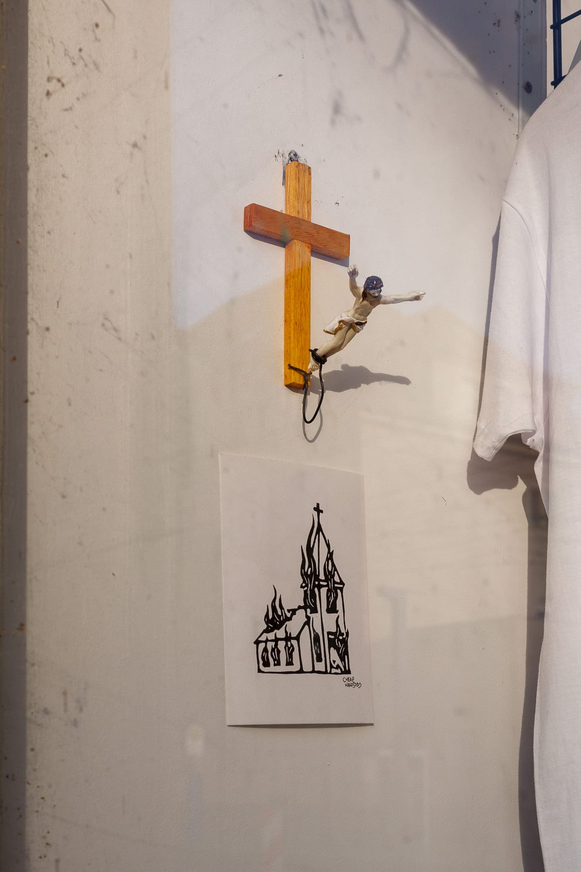 Jesus als Bungee Jumper am Kreuz